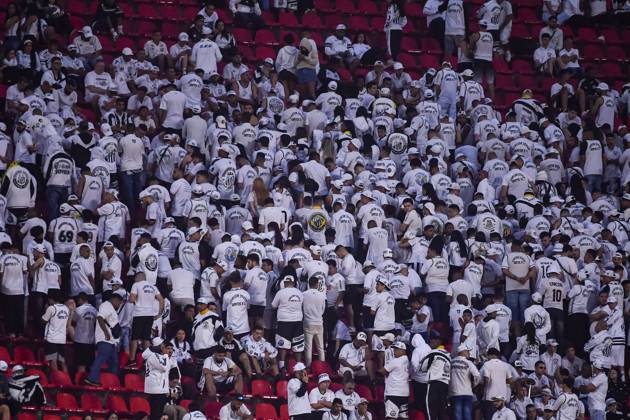 Santos FC x Vasco da Gama SaO PAULO, SP - 17.08.2025: SANTOS FC X VASCO DA GAMA - Santos fans turn their backs on the field to protest against the defeat in the match between Santos FC x Vasco da Gama, valid for the twentieth round of the 2025 Brazilian Football Championship, this Sunday, (17) at Morumbis, SP. (Photo: Roberto Casimiro Fotoarena) x2789177x  RobertoxCasimiro
