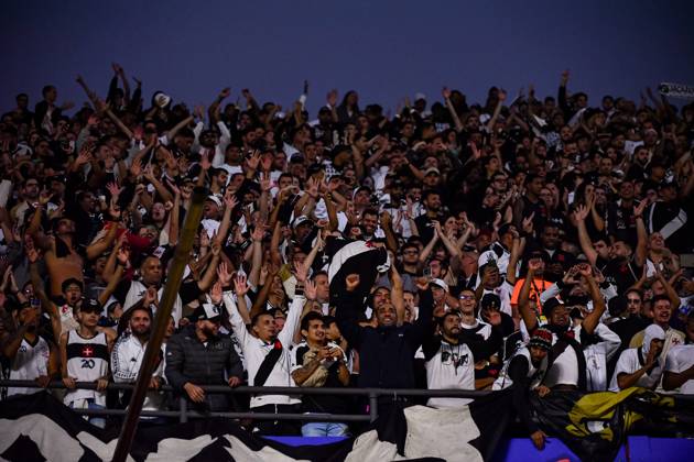 Santos FC x Vasco da Gama SaO PAULO, SP - 17.08.2025: SANTOS FC X VASCO DA GAMA - Vasco fans celebrate the victory during the match between Santos FC x Vasco da Gama, valid for the twentieth round of the 2025 Brazilian Football Championship, this Sunday, (17) at Morumbis, SP. (Photo: Roberto Casimiro Fotoarena) x2789178x  RobertoxCasimiro