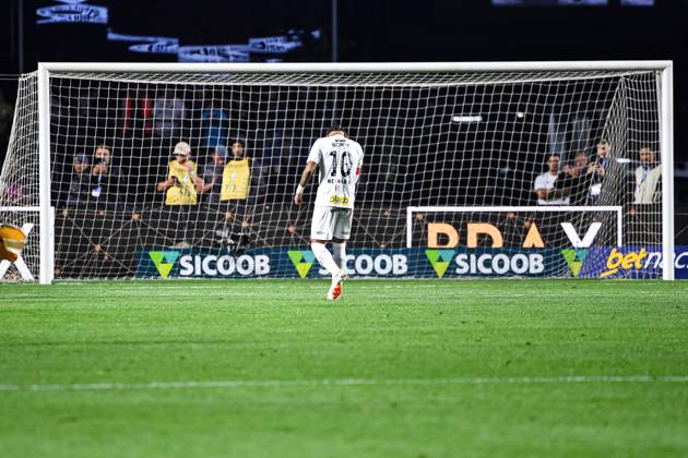 Santos FC x Vasco da Gama SaO PAULO, SP - 17.08.2025: SANTOS FC X VASCO DA GAMA - Santos& 39; Neymar laments the defeat and leaves the field crying after the match between Santos FC x Vasco da Gama, valid for the twentieth round of the 2025 Brazilian Football Championship, this Sunday, (17) at Morumbis, SP. (Photo: Roberto Casimiro Fotoarena) x2789180x  RobertoxCasimiro
