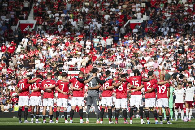 Manchester United, ManU FC v Arsenal FC, English Premier League United players minutes silence in memory of Diogo Jota during the Manchester United FC v Arsenal FC English Premier League match at Old Trafford, Manchester, England, United Kingdom on 17 August 2025 Credit: Phil Duncan Every Second Media Editorial use only. All images are copyright Every Second Media Limited. No images may be reproduced without prior permission. All rights reserved. Premier League and Football League images are subject to licensing agreements with Football DataCo Limited. see https: www.football-dataco.com Copyright: xIMAGO EveryxSecondxMediax ESM-1556-0053 PhilxDuncanx xEveryxSecondxMediax
