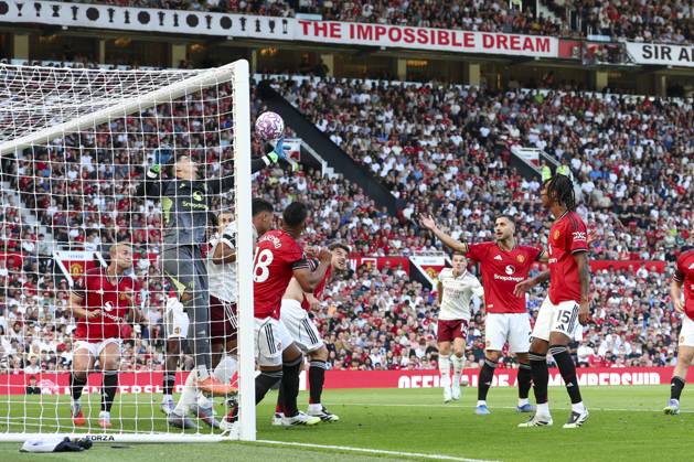 Manchester United, ManU FC v Arsenal FC, English Premier League Manchester United goalkeeper Altay BayÄ±ndÄ±r (1) pushes the ball away during the Manchester United FC v Arsenal FC English Premier League match at Old Trafford, Manchester, England, United Kingdom on 17 August 2025 Credit: Phil Duncan Every Second Media Editorial use only. All images are copyright Every Second Media Limited. No images may be reproduced without prior permission. All rights reserved. Premier League and Football League images are subject to licensing agreements with Football DataCo Limited. see https: www.football-dataco.com Copyright: xIMAGO EveryxSecondxMediax ESM-1556-0062 PhilxDuncanx xEveryxSecondxMediax