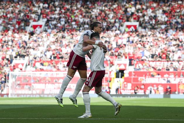 Manchester United, ManU FC v Arsenal FC, English Premier League Arsenal defender Riccardo Calafiori (33) scores a GOAL 0-1 and celebrates Arsenal midfielder Declan Rice (41) during the Manchester United FC v Arsenal FC English Premier League match at Old Trafford, Manchester, England, United Kingdom on 17 August 2025 Credit: Phil Duncan Every Second Media Editorial use only. All images are copyright Every Second Media Limited. No images may be reproduced without prior permission. All rights reserved. Premier League and Football League images are subject to licensing agreements with Football DataCo Limited. see https: www.football-dataco.com Copyright: xIMAGO EveryxSecondxMediax ESM-1556-0063 PhilxDuncanx xEveryxSecondxMediax