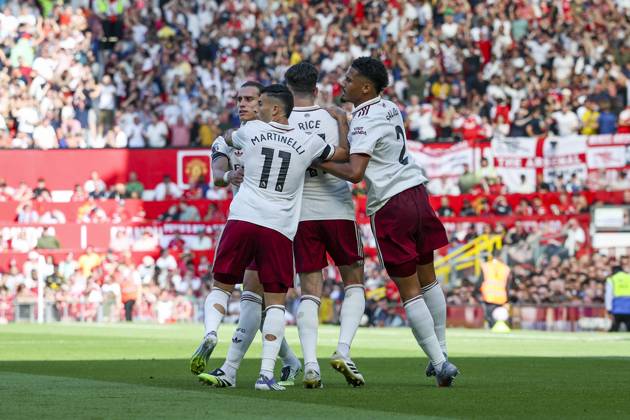Manchester United, ManU FC v Arsenal FC, English Premier League Arsenal defender Riccardo Calafiori (33) scores a GOAL 0-1 and celebrates Arsenal forward Gabriel Martinelli (11) Arsenal midfielder Declan Rice (41) Arsenal defender William Saliba (2) during the Manchester United FC v Arsenal FC English Premier League match at Old Trafford, Manchester, England, United Kingdom on 17 August 2025 Credit: Phil Duncan Every Second Media Editorial use only. All images are copyright Every Second Media Limited. No images may be reproduced without prior permission. All rights reserved. Premier League and Football League images are subject to licensing agreements with Football DataCo Limited. see https: www.football-dataco.com Copyright: xIMAGO EveryxSecondxMediax ESM-1556-0067 PhilxDuncanx xEveryxSecondxMediax