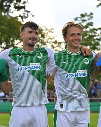 17.08.2025 - Fussball - Saison 2025 2026 - DFB Pokal Vereinspokal - 01. Runde: TUS Blau Weiß BW Lohne BWL - SpVgg Greuther Fürth ( Kleeblatt ) - Sportfoto Zink MeZi - xmexzix - regulations prohibit any use of photographs as image sequences and or quasi-video - Noah König (17, SpVgg Greuther Fürth, links ) Mathias Flaga Olesen (8, SpVgg Greuther Fürth, rechts ) Jubel Freude nach Spielende