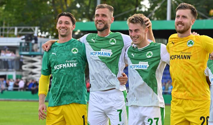 17.08.2025 - Fussball - Saison 2025 2026 - DFB Pokal Vereinspokal - 01. Runde: TUS Blau Weiß BW Lohne BWL - SpVgg Greuther Fürth ( Kleeblatt ) - Sportfoto Zink MeZi - xmexzix - regulations prohibit any use of photographs as image sequences and or quasi-video - von links : Nils Körber (1, SpVgg Greuther Fürth ) Dennis Srbeny (7, SpVgg Greuther Fürth ) Gian Luca Gian-Luca Itter (27, SpVgg Greuther Fürth ) Pelle Boevink (26, SpVgg Greuther Fürth ) Jubel Freude nach Spielende