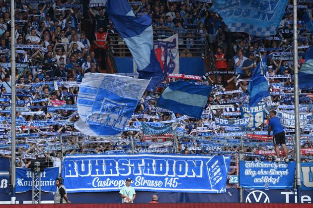 Bochumer Fans in der Ostkurve im Vonovia Ruhrstadion 10.08.2025, Fussball 2. Bundesliga, Saison 2025 2026, 2. Spieltag, VfL Bochum - SV Elversberg 2:0 DFL regulations prohibit any use of photographs as image sequences and or quasi-video Bochum Vonovia Ruhrstadion Nordrhein Westfalen Deutschland