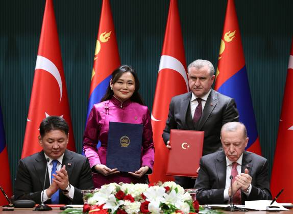 Turkish President Recep Tayyip Erdogan-Mongolian President Khurelsukh Ukhnaa ANKARA, TURKIYE - JANUARY 16: (----EDITORIAL USE ONLY - MANDATORY CREDIT - TURKISH PRESIDENCY MUSTAFA KAMACI HANDOUT - NO MARKETING NO ADVERTISING CAMPAIGNS - DISTRIBUTED AS A SERVICE TO CLIENTS----) Turkish President Recep Tayyip Erdogan (R) and Mongolian President Ukhnaa Khurelsukh (L) sign an agreement at the Presidential Complex in Ankara, Turkiye on January 16, 2025. Minister of Youth and Sports Osman Askin Bak and Mongolian Minister of Culture, Sports, Tourism and Youth Nomin Chinbat signed the cooperation agreement between the Republic of Turkiye and Mongolia in the field of youth and sports. Ankara Turkey. Editorial use only. Please get in touch for any other usage. Copyright: x2025xAnadoluxTURxPresidencyx xMustafaxKamacix
