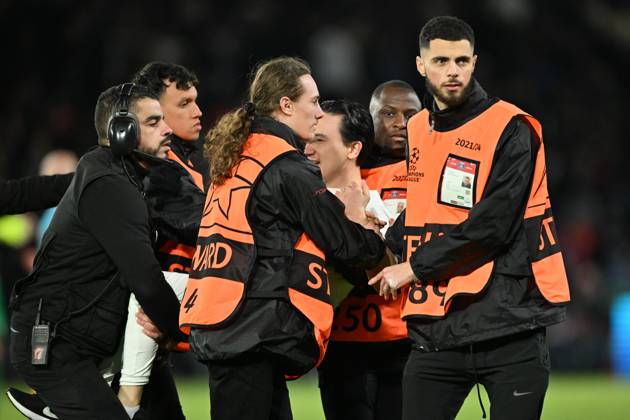 Paris Saint-Germain v Barcelona - UEFA Champions League PARIS, FRANCE - APRIL 10: Pitch invasion occured during the UEFA Champions League quarter finals first leg football match between Paris Saint-Germain and FC Barcelona, Barca at Parc des Princes in Paris, France on April 10, 2024. Ile-de-France France. Editorial use only. Please get in touch for any other usage. Copyright: x2025xAnadoluxMustafaxYalcınx