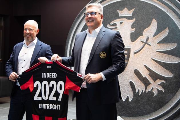 2025.08.22 xVVx Fussball 1. Bundesliga Eintracht Frankfurt Saisonauftakt-Pressekonferenz mit Vorstandssprecher Axel Hellmann v.l., Indeed Frank Hensgens zeigt sich zufrieden, verlängert den Vertrag mit der Eintracht bis 2029, mit Trikot und Vorstandssprecher Axel Hellmann (DFL DFB REGULATIONS PROHIBIT ANY USE OF PHOTOGRAPHS as IMAGE SEQUENCES and or QUASI-VIDEO) Copyright: JoaquimxFerreira