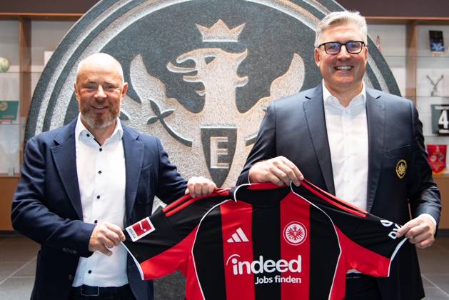 Sport Bilder des Tages 2025.08.22 xVVx Fussball 1. Bundesliga Eintracht Frankfurt Saisonauftakt-Pressekonferenz mit Vorstandssprecher Axel Hellmann v.l., Indeed Frank Hensgens zeigt sich zufrieden, verlängert den Vertrag mit der Eintracht bis 2029, mit Trikot und Vorstandssprecher Axel Hellmann (DFL DFB REGULATIONS PROHIBIT ANY USE OF PHOTOGRAPHS as IMAGE SEQUENCES and or QUASI-VIDEO) Copyright: JoaquimxFerreira