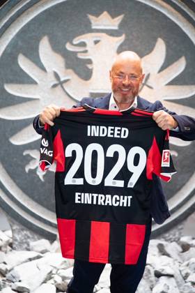 2025.08.22 xVVx Fussball 1. Bundesliga Eintracht Frankfurt Saisonauftakt-Pressekonferenz mit Vorstandssprecher Axel Hellmann v.l., Indeed Frank Hensgens zeigt sich zufrieden, verlängert den Vertrag mit der Eintracht bis 2029, mit Trikot (DFL DFB REGULATIONS PROHIBIT ANY USE OF PHOTOGRAPHS as IMAGE SEQUENCES and or QUASI-VIDEO) Copyright: JoaquimxFerreira