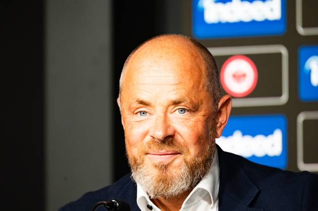 2025.08.22 xVVx Fussball 1. Bundesliga Eintracht Frankfurt Saisonauftakt-Pressekonferenz mit Vorstandssprecher Axel Hellmann v.l., Indeed Frank Hensgens zeigt sich zufrieden, spricht zu den Journalisten (DFL DFB REGULATIONS PROHIBIT ANY USE OF PHOTOGRAPHS as IMAGE SEQUENCES and or QUASI-VIDEO) Copyright: JoaquimxFerreira