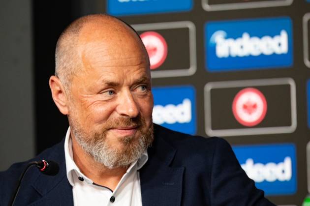 2025.08.22 xVVx Fussball 1. Bundesliga Eintracht Frankfurt Saisonauftakt-Pressekonferenz mit Vorstandssprecher Axel Hellmann v.l., Indeed Frank Hensgens zeigt sich zufrieden, spricht zu den Journalisten (DFL DFB REGULATIONS PROHIBIT ANY USE OF PHOTOGRAPHS as IMAGE SEQUENCES and or QUASI-VIDEO) Copyright: JoaquimxFerreira