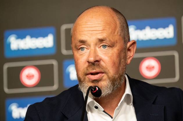 2025.08.22 xVVx Fussball 1. Bundesliga Eintracht Frankfurt Saisonauftakt-Pressekonferenz mit Vorstandssprecher Axel Hellmann v.l., Indeed Frank Hensgens zeigt sich zufrieden, spricht zu den Journalisten (DFL DFB REGULATIONS PROHIBIT ANY USE OF PHOTOGRAPHS as IMAGE SEQUENCES and or QUASI-VIDEO) Copyright: JoaquimxFerreira