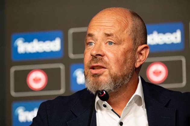 2025.08.22 xVVx Fussball 1. Bundesliga Eintracht Frankfurt Saisonauftakt-Pressekonferenz mit Vorstandssprecher Axel Hellmann v.l., Indeed Frank Hensgens zeigt sich zufrieden, spricht zu den Journalisten (DFL DFB REGULATIONS PROHIBIT ANY USE OF PHOTOGRAPHS as IMAGE SEQUENCES and or QUASI-VIDEO) Copyright: JoaquimxFerreira