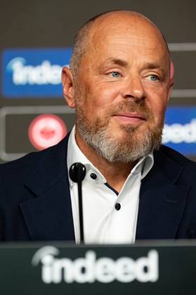 2025.08.22 xVVx Fussball 1. Bundesliga Eintracht Frankfurt Saisonauftakt-Pressekonferenz mit Vorstandssprecher Axel Hellmann v.l., Indeed Frank Hensgens zeigt sich zufrieden (DFL DFB REGULATIONS PROHIBIT ANY USE OF PHOTOGRAPHS as IMAGE SEQUENCES and or QUASI-VIDEO) Copyright: JoaquimxFerreira