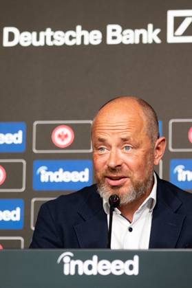 2025.08.22 xVVx Fussball 1. Bundesliga Eintracht Frankfurt Saisonauftakt-Pressekonferenz mit Vorstandssprecher Axel Hellmann v.l., Indeed Frank Hensgens zeigt sich zufrieden (DFL DFB REGULATIONS PROHIBIT ANY USE OF PHOTOGRAPHS as IMAGE SEQUENCES and or QUASI-VIDEO) Copyright: JoaquimxFerreira