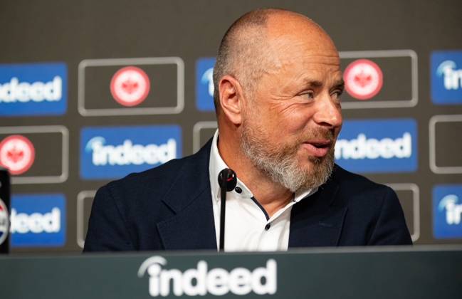 2025.08.22 xVVx Fussball 1. Bundesliga Eintracht Frankfurt Saisonauftakt-Pressekonferenz mit Vorstandssprecher Axel Hellmann v.l., Indeed Frank Hensgens zeigt sich zufrieden (DFL DFB REGULATIONS PROHIBIT ANY USE OF PHOTOGRAPHS as IMAGE SEQUENCES and or QUASI-VIDEO) Copyright: JoaquimxFerreira