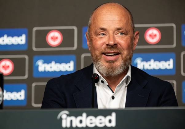 2025.08.22 xVVx Fussball 1. Bundesliga Eintracht Frankfurt Saisonauftakt-Pressekonferenz mit Vorstandssprecher Axel Hellmann v.l., Indeed Frank Hensgens zeigt sich zufrieden (DFL DFB REGULATIONS PROHIBIT ANY USE OF PHOTOGRAPHS as IMAGE SEQUENCES and or QUASI-VIDEO) Copyright: JoaquimxFerreira