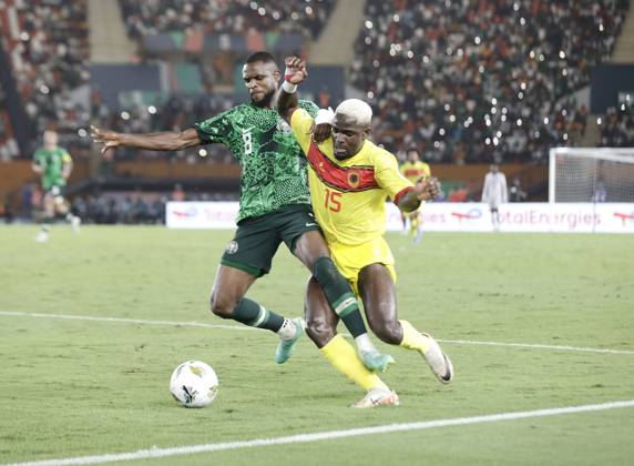 Nigeria v Angola - Africa Cup of Nations ABIDJAN, IVORY COAST - FEBRUARY 02: Frank Onyeka (L) of Nigeria in action against Zito Luvumbo (R) of Angola during the Africa Cup of Nations quarterfinal match between Nigeria and Angola at Felix Houphouet Boigny Stadium in Abidjan, Ivory Coast on February 02, 2024. Côte d Ivoire World. Editorial use only. Please get in touch for any other usage. Copyright: x2025xAnadoluxYvanxGabonx