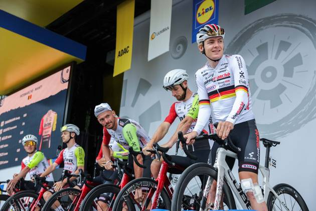 Radsport UCI ProSeries Men Elite LIDL Deutschland Tour 2025 Etappe 3 Arnsberg - Kassel am 23.08.2025 Georg Zimmermann ( INTERMARCHE - WANTY ) mit seinem Team