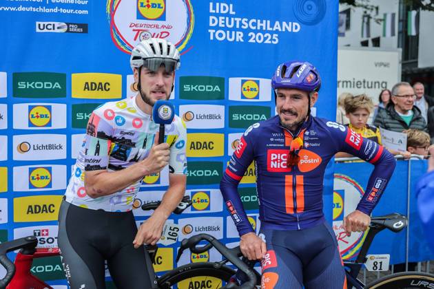 Radsport UCI ProSeries Men Elite LIDL Deutschland Tour 2025 Etappe 3 Arnsberg - Kassel am 23.08.2025 Jonas Rutsch ( INTERMARCHE - WANTY ), links - trägt das Community Jersey - John Degenkolb ( TEAM PICNIC POSTNL ), rechts