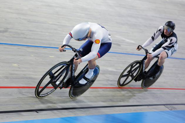 2025 UCI Junior Track World Championships Picture by Alex Whitehead SWpix.com - 23 08 2025 - Cycling - 2025 UCI Junior Track World Championships - Omnisport, Apeldoorn, Netherlands - Men Sprint 1 2 Finals - Archie Gill (Great Britain), Alex Schuler (New Zealand) Copyright: x xSWpix.comx(t axPhotographyxHubxLtd)xAlexxWhitehead SWpix.comx SWP-3030-0953