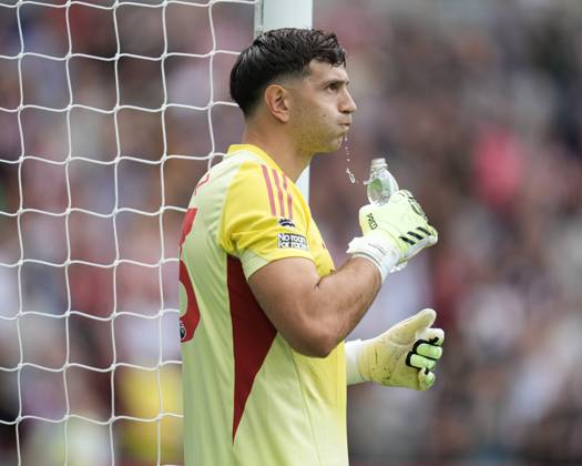 Premier League Brentford v Aston Villa Emiliano Martinez of Aston Villa during the Premier League match Brentford vs Aston Villa at The Gtech Community Stadium, London, United Kingdom, 23rd August 2025 (Photo by Harvey Murphy News Images) Copyright: xHarveyxMurphy NewsxImagesx