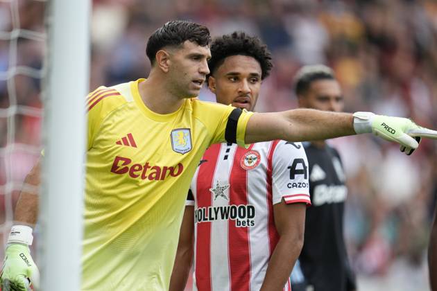 Premier League Brentford v Aston Villa Emiliano Martinez of Aston Villa and Kevin Schade of Brentford during the Premier League match Brentford vs Aston Villa at The Gtech Community Stadium, London, United Kingdom, 23rd August 2025 (Photo by Harvey Murphy News Images) Copyright: xHarveyxMurphy NewsxImagesx