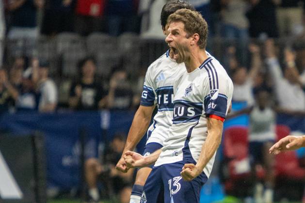 August 23, 2025: Midfielder Thomas Muller (13) of Vancouver Whitecaps FC celebrates after scoring a goal to make it game 3 x 2 in the MLS, Fussball Herren, USA Regular Season game Vancouver Whitecaps FC vs St. Louis City FC at BC Place on August 23, 2025 in Vancouver, Canada.( ) - ZUMAp175 20250823_zsa_p175_043 Copyright: xTomazxJr Pximagesx