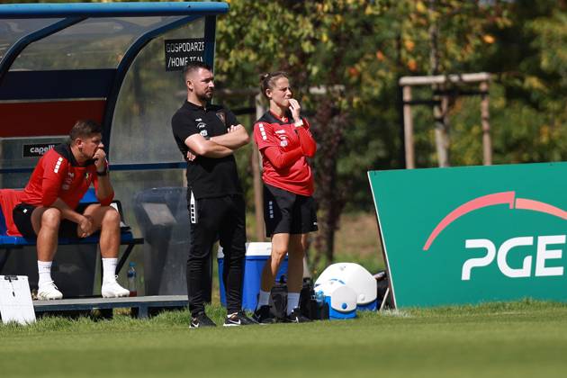 SZCZECIN, 24.08.2025 MECZ EKSTRALIGI KOBIET W PILCE NOZNEJ -- WOMENS EKSTRALIGA MATCH POGON SZCZECIN - REKORD BIELSKO-BIALA NZ PIOTR LECZYNSKI (TRENER POGONI), EMILIA ZDUNEK (ASYSTENTKA TRENERA) FOT. KRZYSZTOF CICHOMSKI NEWSPIX.PL --- newspix.pl