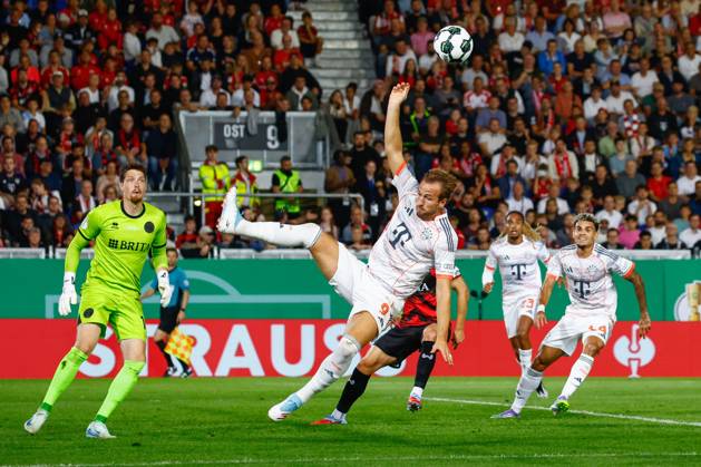 27.08.2025, xavx, Fussball DFB Pokal 1.Runde, SV Wehen Wiesbaden - Bayern München v.l. Harry Kane (FC Bayern Muenchen, 9) am Ball, plays the ball (DFL DFB REGULATIONS PROHIBIT ANY USE OF PHOTOGRAPHS as IMAGE SEQUENCES and or QUASI-VIDEO) Wiesbaden