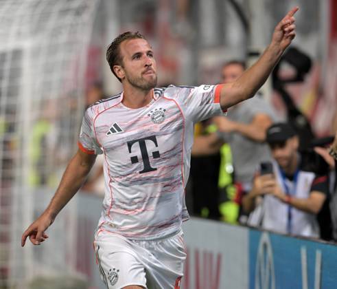 Torjubel nach dem 3:2 Siegtreffer von Harry Kane fotografiert beim Fußball DFB Pokal Spiel Wehen Wiesbaden. gegen den FC Bayern München am 27.8.2025 in Wiesbaden. (DFL DFB REGULATIONS PROHIBIT ANY USE OF PHOTOGRAPHS as IMAGE SEQUENCES and or QUASI-VIDEO)