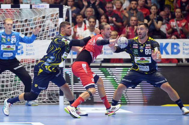 Olle Forsell Schefvert (MT Melsungen 25) (am Ball), Sebastian Heymann (Rhein-Neckar Loewen 13), Jannik Kohlbacher (Rhein-Neckar Loewen 80) (R), David Spaeth (Torwart Rhein-Neckar Loewen 29) (L, hinten) , GER, MT Melsungen - Rhein-Neckar Loewen, Handball, 1. Bundesliga, 1. Spieltag, Saison 2025 2026, 29.08.2025, GER, MT Melsungen - Rhein-Neckar Loewen, Handball, 1. Bundesliga, 1. Spieltag, Saison 2025 2026, 29.08.2025 Kassel Copyright: xEibner-Pressefotox xRolandxSippelx EP_RSL