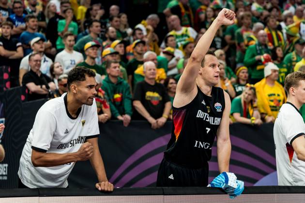 FIBA EuroBasket 2025: Litauen - Deutschland; 30.08.2025 Jubel auf der deutschen Bank Oscar Da Silva (Deutschland, 1), Johannes Voigtmann (Deutschland, 7) FIBA EuroBasket 2025: Litauen - Deutschland, Tampere, Nokia Arena am 30.08.2025 Copyright: xBEAUTIFULxSPORTS Wunderlx