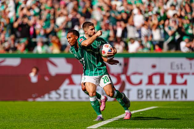 Torjubel nach Tor zum 1:2 per Elfmeter Strafstoss Romano Schmid (SV Werder Bremen, 20) GER, SV Werder Bremen vs. Bayer 04 Leverkusen, Fussball, Bundesliga, Spieltag 2, Spielzeit 2025 2026, 30.08.2025 DFL REGULATIONS PROHIBIT ANY USE OF PHOTOGRAPHS AS IMAGE SEQUENCES AND OR QUASI-VIDEO GER, SV Werder Bremen vs. Bayer 04 Leverkusen, Fussball, Bundesliga, Spieltag 2, Spielzeit 2025 2026, 30.08.2025 Bremen Copyright: xEibner-Pressefoto MarcelxvonxFehrnx EP_MFN