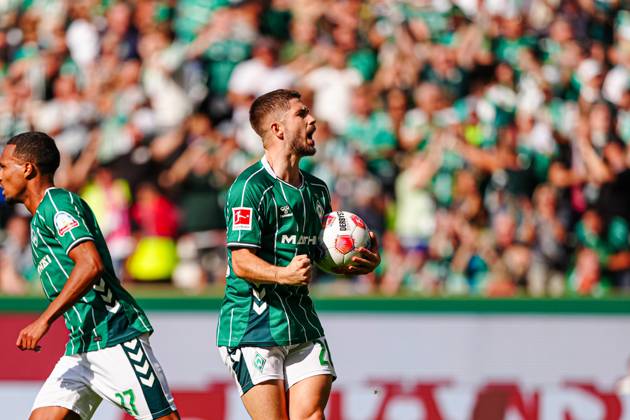Torjubel nach Tor zum 1:2 per Elfmeter Strafstoss Romano Schmid (SV Werder Bremen, 20) GER, SV Werder Bremen vs. Bayer 04 Leverkusen, Fussball, Bundesliga, Spieltag 2, Spielzeit 2025 2026, 30.08.2025 DFL REGULATIONS PROHIBIT ANY USE OF PHOTOGRAPHS AS IMAGE SEQUENCES AND OR QUASI-VIDEO GER, SV Werder Bremen vs. Bayer 04 Leverkusen, Fussball, Bundesliga, Spieltag 2, Spielzeit 2025 2026, 30.08.2025 Bremen Copyright: xEibner-Pressefoto MarcelxvonxFehrnx EP_MFN
