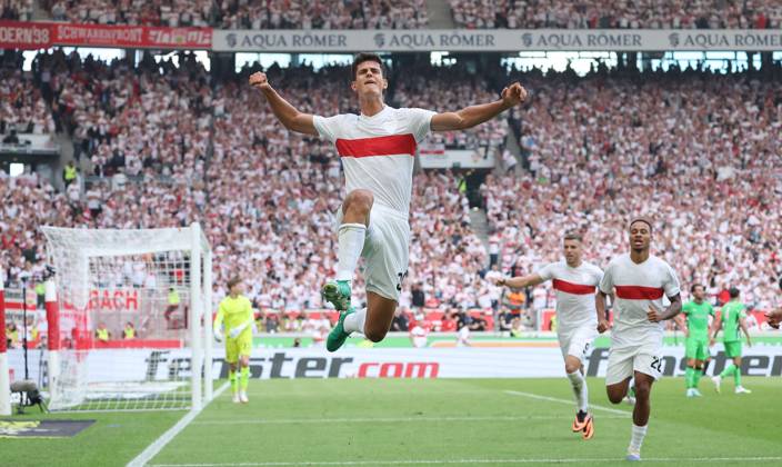 Stuttgart , Bundesliga Fußball VfB Stuttgart vs. Borussia Mönchengladbach , Jubel Chema Andres ( vfB ) nach seinem Tor zum 1 : 0 Gemäß den Vorgaben der DFL Deutschen Fußball Liga ist es untersagt, in dem Stadion und oder vom Spiel angefertigte Fotoaufnahmen in Form von Sequenzbildern und oder videoähnlichen Fotostrecken zu verwerten bzw. verwerten zu lassen.