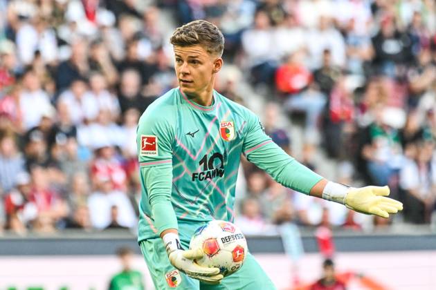 GER, 1. FBL, FC Augsburg vs FC Bayern München 30.08.2025, WWK-Arena, Augsburg, GER, 1. FBL, FC Augsburg vs FC Bayern München, im Bild Finn Dahmen (FC Augsburg, 1)