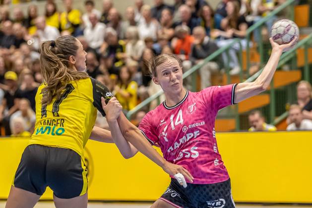 Sport Bilder des Tages Alicia Langer (Borussia Dortmund, 17) gegen Klara Schlegel (TuS Metzingen, 14) GER, Borussia Dortmund vs. TuS Metzingen, Handball, ALSCO Frauen Bundesliga, Saison 2025 2026, 1. Spieltag, 30.08.2025. GER, Borussia Dortmund vs. TuS Metzingen, Handball, ALSCO Frauen Bundesliga, Saison 2025 2026, 1. Spieltag, 30.08.2025. Dortmund Copyright: xEibner-Pressefoto WolfgangxStummx EP_EER