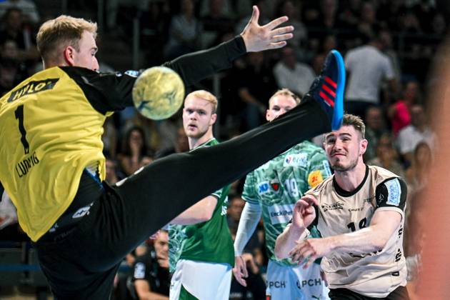 31.08.2025, xlakx, Handball Daikin HBL, Fuechse Berlin - Bergischer HC v.l. Lasse Ludwig (Fuechse Berlin), Yannick Fraatz (Bergischer HC) wirft Tor, Torschuetze, erzielt Tor, Treffer, scores the goal Berlin