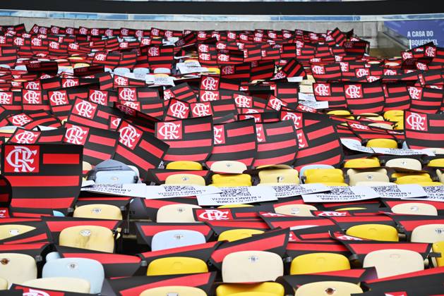 Flamengo x Gremio RIO DE JANEIRO, RJ - 31.08.2025: FLAMENGO X GREMIO - preparations for the mosaic with shields during Flamengo x Gremio held at Maracana Stadium, for the 22nd round of the 2025 Brazilian Championship, on Sunday afternoon (31), in Rio de Janeiro, RJ (Photo: Celso Pupo Fotoarena) x2797611x CelsoxPupo