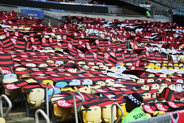 Flamengo x Gremio RIO DE JANEIRO, RJ - 31.08.2025: FLAMENGO X GREMIO - preparations for the mosaic with shields during Flamengo x Gremio held at Maracana Stadium, for the 22nd round of the 2025 Brazilian Championship, on Sunday afternoon (31), in Rio de Janeiro, RJ (Photo: Celso Pupo Fotoarena) x2797613x CelsoxPupo