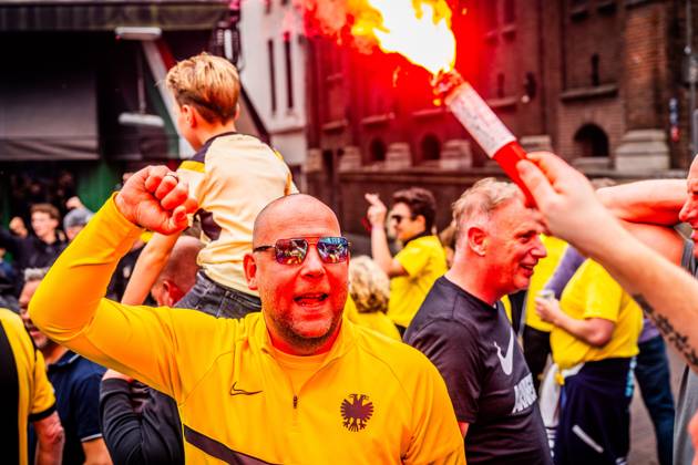 ARNHEM - Fans at the Korenmarkt square celebrate Vitesse regaining its professional license. The Arnhem Court of Appeal ruled in favor of the Arnhem football club in its appeal against the revoked professional license. ANP ROLAND HEITINK netherlands out - belgium out xVIxxIVx 534887210 originalFilename: 0832342704st