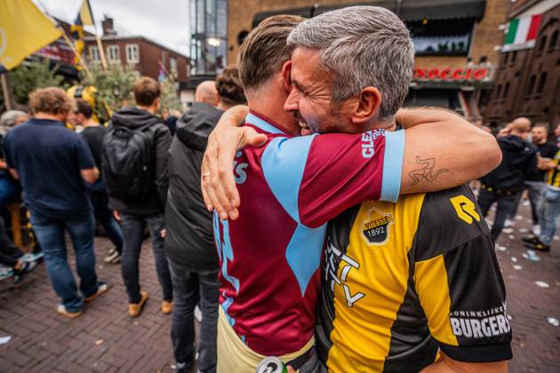 ARNHEM - Fans at the Korenmarkt square celebrate Vitesse regaining its professional license. The Arnhem Court of Appeal ruled in favor of the Arnhem football club in its appeal against the revoked professional license. ANP ROLAND HEITINK netherlands out - belgium out xVIxxIVx 534887120 originalFilename: 0832343020st