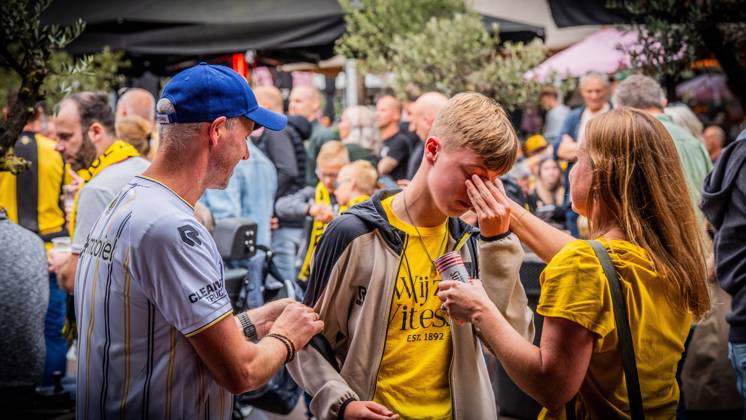 ARNHEM - Fans at the Korenmarkt square celebrate Vitesse regaining its professional license. The Arnhem Court of Appeal ruled in favor of the Arnhem football club in its appeal against the revoked professional license. ANP ROLAND HEITINK netherlands out - belgium out xVIxxIVx 534887127 originalFilename: 0832343024st