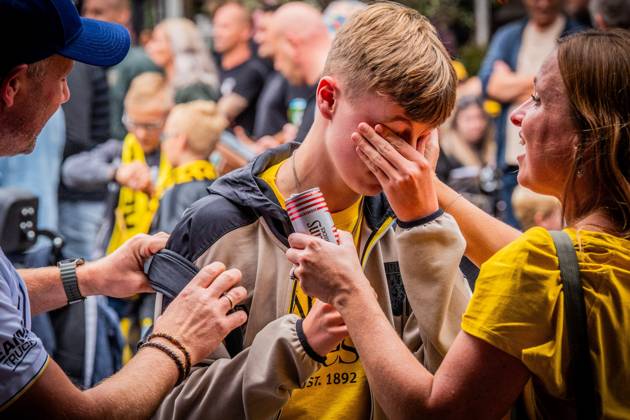 ARNHEM - Fans at the Korenmarkt square celebrate Vitesse regaining its professional license. The Arnhem Court of Appeal ruled in favor of the Arnhem football club in its appeal against the revoked professional license. ANP ROLAND HEITINK netherlands out - belgium out xVIxxIVx 534887189 originalFilename: 0832343060st