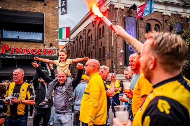 ARNHEM - Fans at the Korenmarkt square celebrate Vitesse regaining its professional license. The Arnhem Court of Appeal ruled in favor of the Arnhem football club in its appeal against the revoked professional license. ANP ROLAND HEITINK netherlands out - belgium out xVIxxIVx 534887112 originalFilename: 0832343071st
