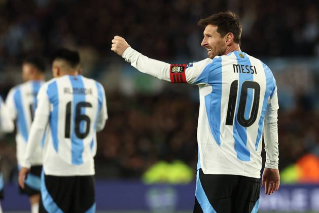 Argentina s forward Lionel Messi (R) celebrates after scoring the team™s third goal during the South American qualification football match between Argentina and Venezuela for the FIFA World Cup, WM, Weltmeisterschaft, Fussball 2026 at the Monumental stadium in Buenos Aires on September 4, 2025. BUENOS AIRES ARGENTINA Copyright: xALEJANDROxPAGNIx