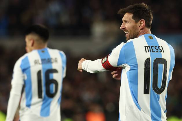 Argentina s forward Lionel Messi (R) celebrates after scoring the team™s third goal during the South American qualification football match between Argentina and Venezuela for the FIFA World Cup, WM, Weltmeisterschaft, Fussball 2026 at the Monumental stadium in Buenos Aires on September 4, 2025. BUENOS AIRES ARGENTINA Copyright: xALEJANDROxPAGNIx